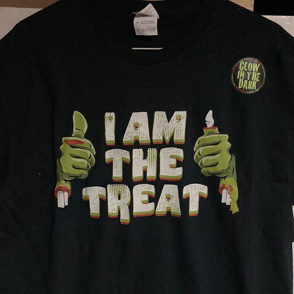 Adult HALLOWEEN “Costume “ T-Shirt; NWOT Med Short Sleeve Black “I Am The Treat”